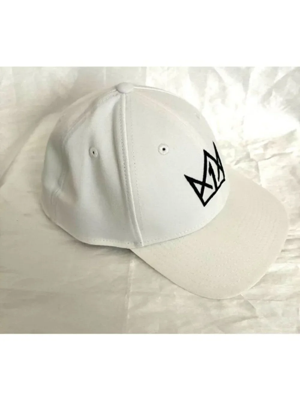New Era 39Thirty White Stretch-Fit Cap With Black Crown Logo Embroidery